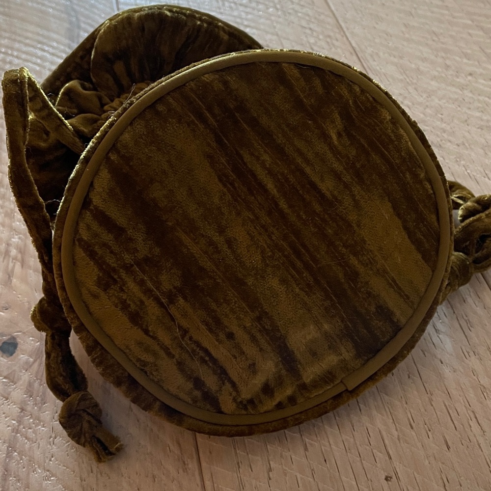 SEZANE EMBOSSED VELVET POUCH. Crushed Velvet Green - Picture 5 of 6
